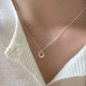 386716d0-bd28-4d5d-827a-2ce8d0a6b77f.jpg Minimalist Geometric Circle Pendant Necklace