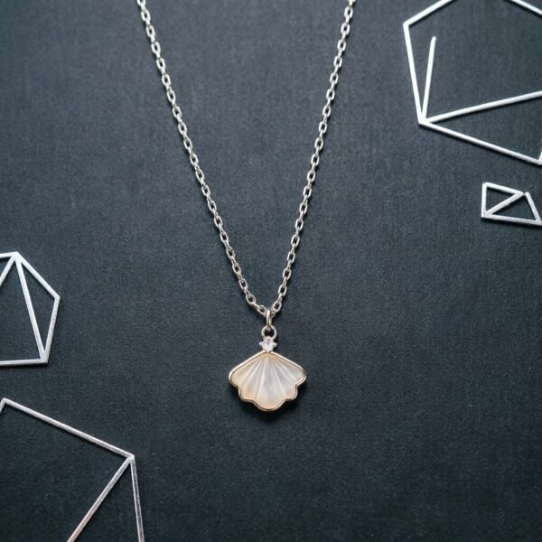 Light Luxury Shell Pendant Necklace for Women