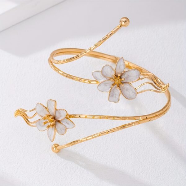 A Women's Pendant Necklace with a Fashionable White Spray-painted Flower