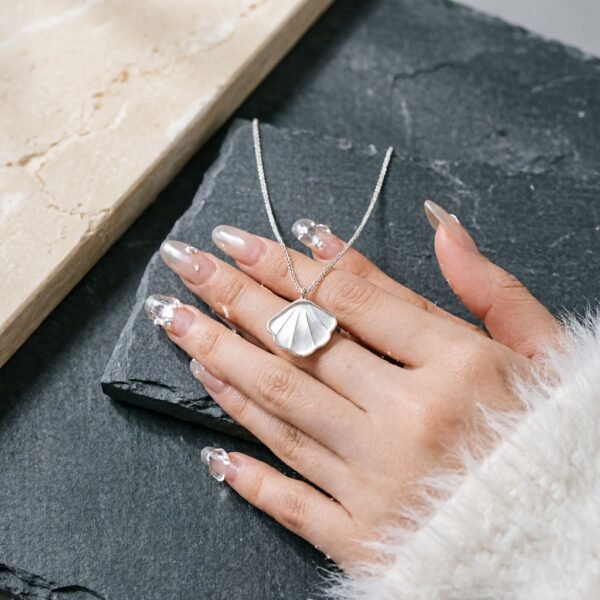 Light Luxury Shell Pendant Necklace for Women